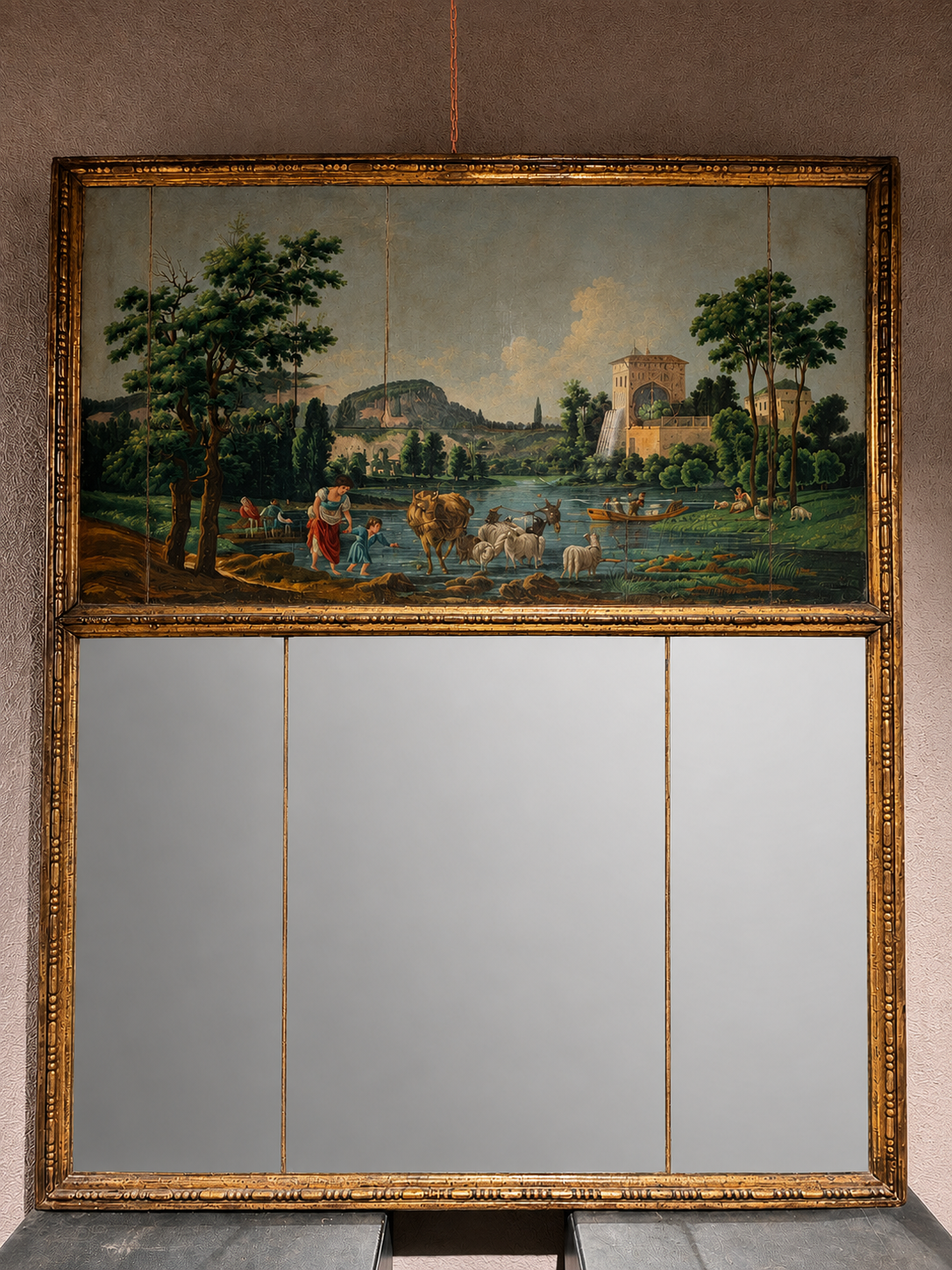 Caminiera dorata con paesaggio